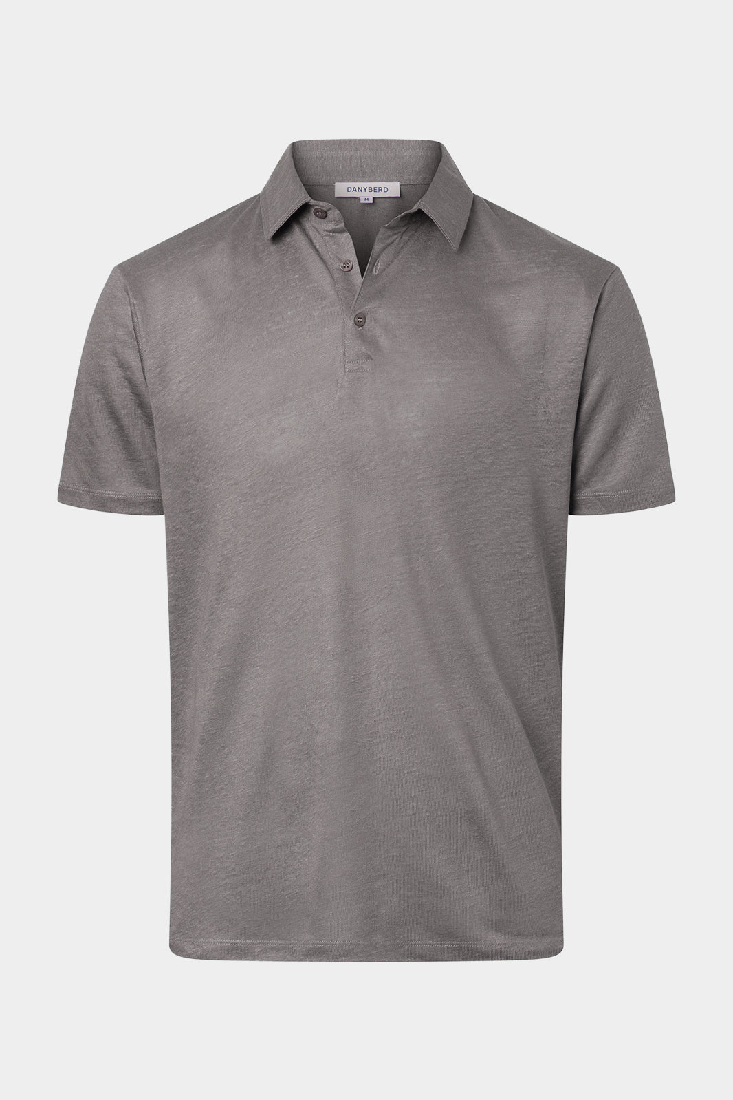 Découvrez le must have de cet été, le polo chemise, pour un look Mykonos. Il est en 100% lin, avec une maille large ultra-chic et sur un lin d'exception, à la fois sport et élégant.
