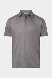 Découvrez le must have de cet été, le polo chemise, pour un look Mykonos. Il est en 100% lin, avec une maille large ultra-chic et sur un lin d'exception, à la fois sport et élégant.