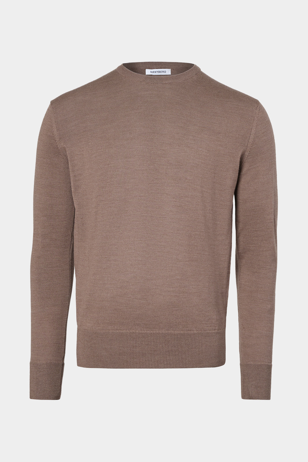 Vue sur fond blanc d'un pull col rond en taupe en laine mérinos