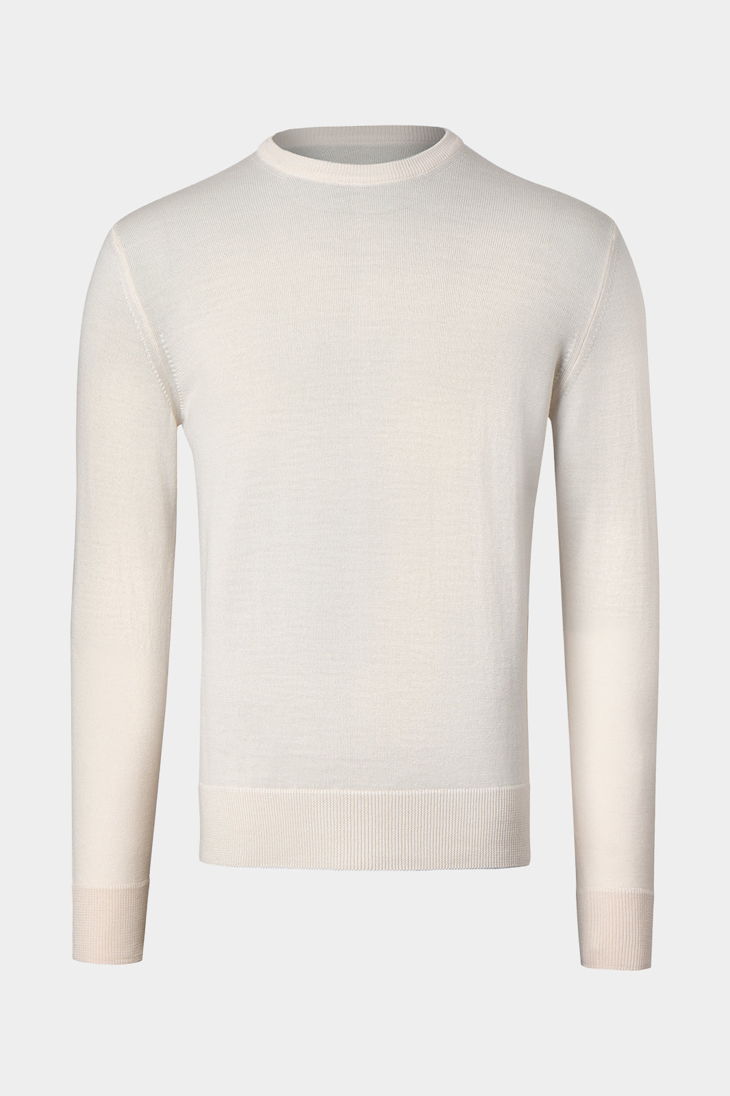 Vue sur fond blanc d'un pull col rond laine mérinos de couleur lait. 