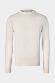 Vue sur fond blanc d'un pull col rond laine mérinos de couleur lait. 