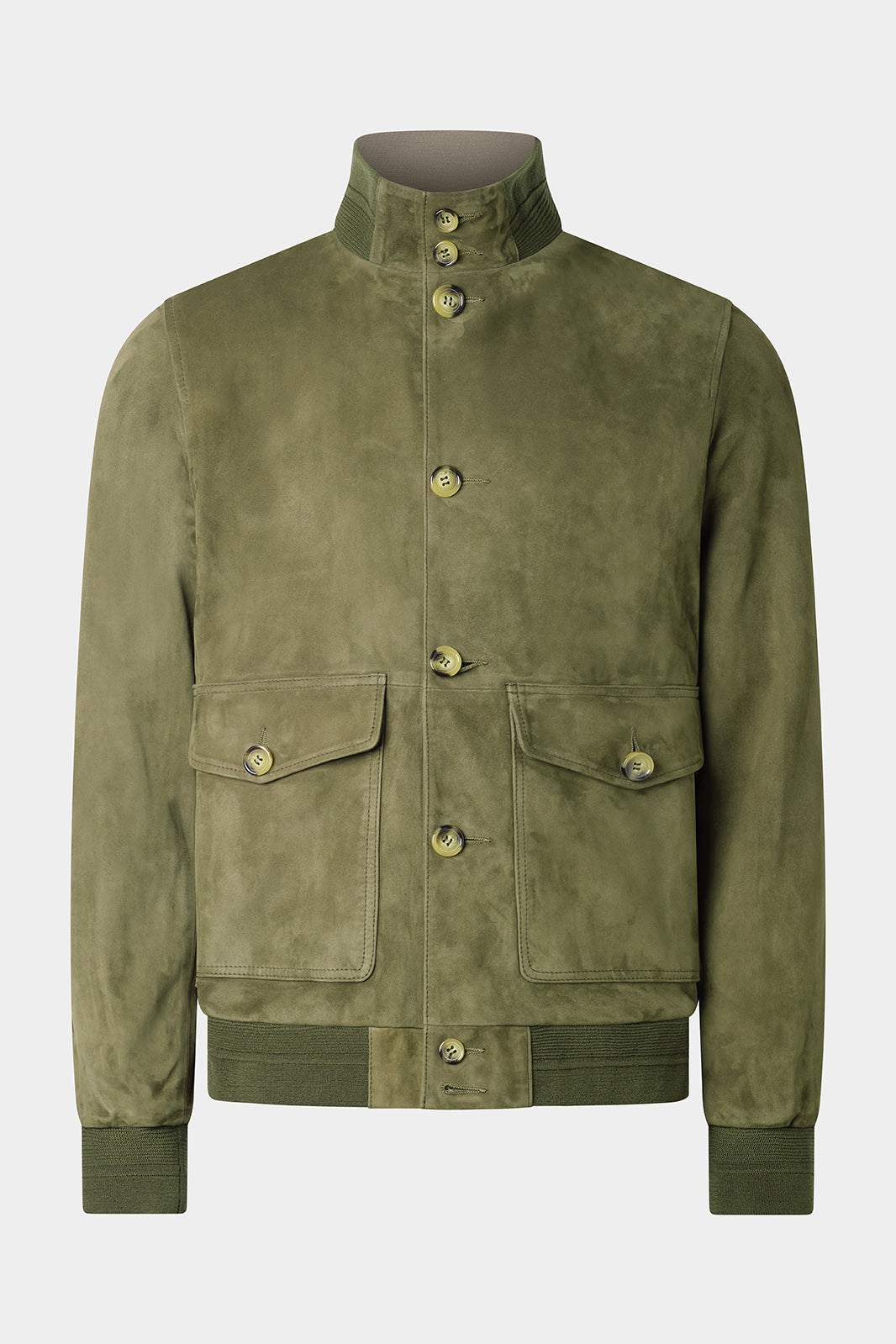 Vue sur fond blanc d'un blouson en peau kaki boutonné avec col montant et finition bord-cote, 2 grandes poches plaquées et latérales.