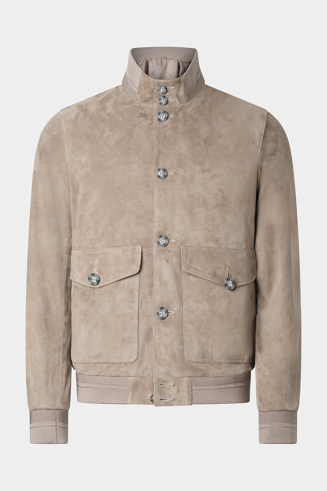 Vue sur fond blanc d'un blouson en peau couleur taupe boutonné avec col montant et finition bord-cote, 2 grandes poches plaquées et latérales.