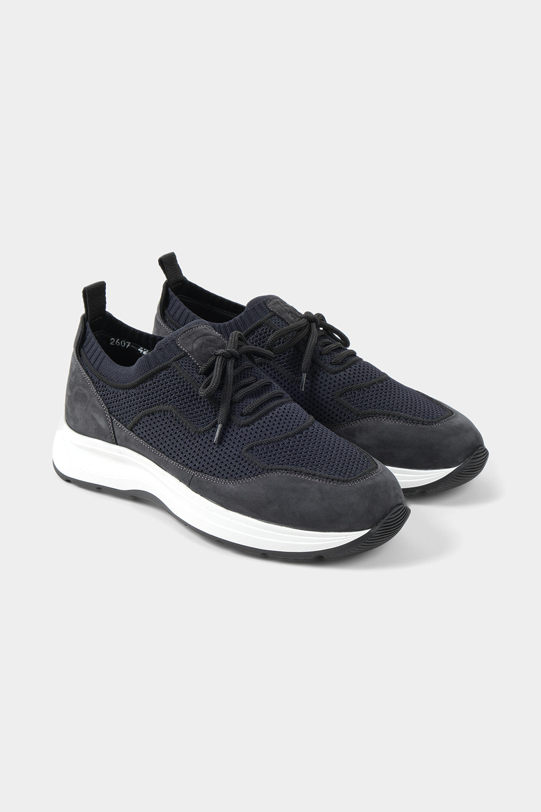 Vue sur fond blanc d'une sneakers bi-matière à lacet en bleu avec semelle épaisse blanche