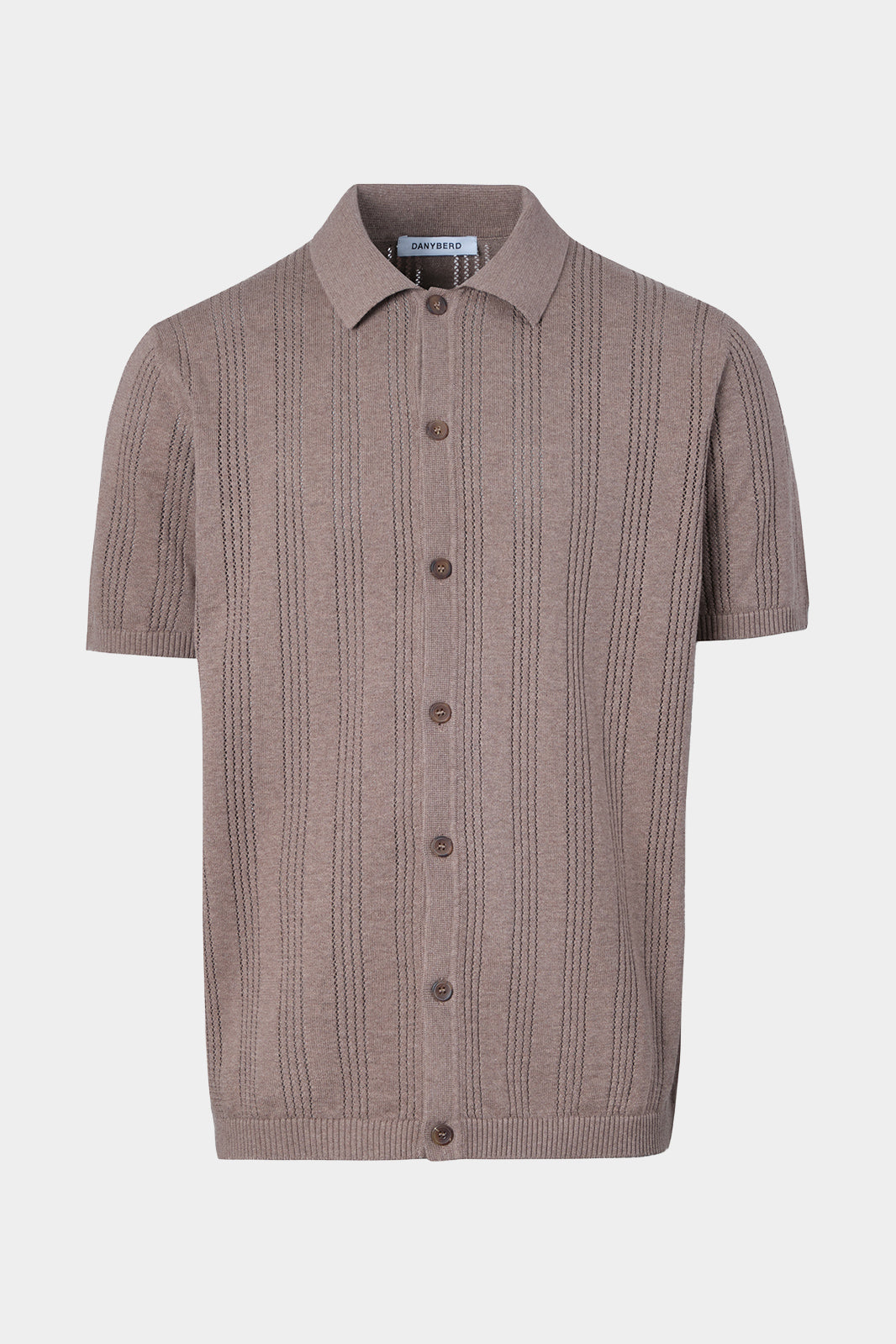 Vue sur fond blanc d'un polo 100% coton avec un tissu d'Italie en taupe