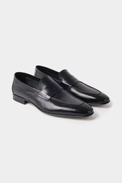 Vue sur fond blanc d'une paire de mocassins en cuir à bout carré en noir.