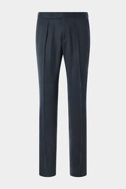 Vue sur fond blanc d'un pantalon gris Anthracite type Gurkkha avec patte de serrage boutonné et pli sur le devant en laine élasthane de chez Reda un look DANYBERD