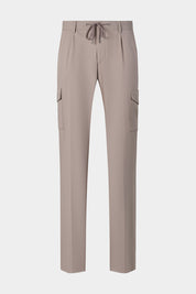 Vue sur fond blanc d'un jogpant cargo technique en taupe en tissu technique de chez Olmetex