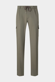 Vue sur fond blanc d'un jogpant cargo kaki en tissu technique de chez Olmetex