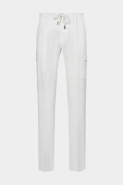 Vue sur fond blanc d'un pantalon en 100% lin blanc 