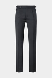 Vue sur fond blanc d'un pantalon à pince oversize en gris foncé 
Pantalon en laine et élasthanne de chez Reda