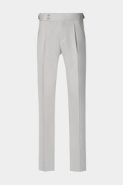 Vue sur fond blanc d'un pantalon à patte de serrage 1 pli sur le devant en coton gris clair.