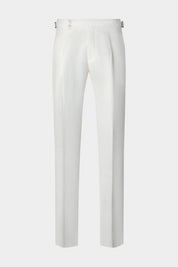 Vue sur fond blanc d'un pantalon en lin à patte de serrage couleur blanc. Sur un tissu en 100% lin de chez LeoMaster.