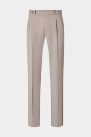 Vue sur fond d'un pantalon double pinces taupe en laine élasthanne
