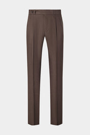 Vue sur fond blanc d'un pantalon en lin double pinces marron