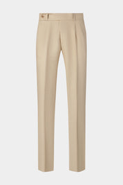 Vue sur fond blanc d'un pantalon en lin double pinces à pattes de serrages sable 