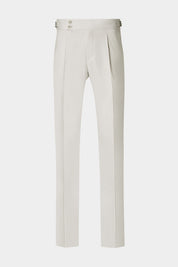 Vue sur fond blanc d'un pantalon à patte de serrage en blanc