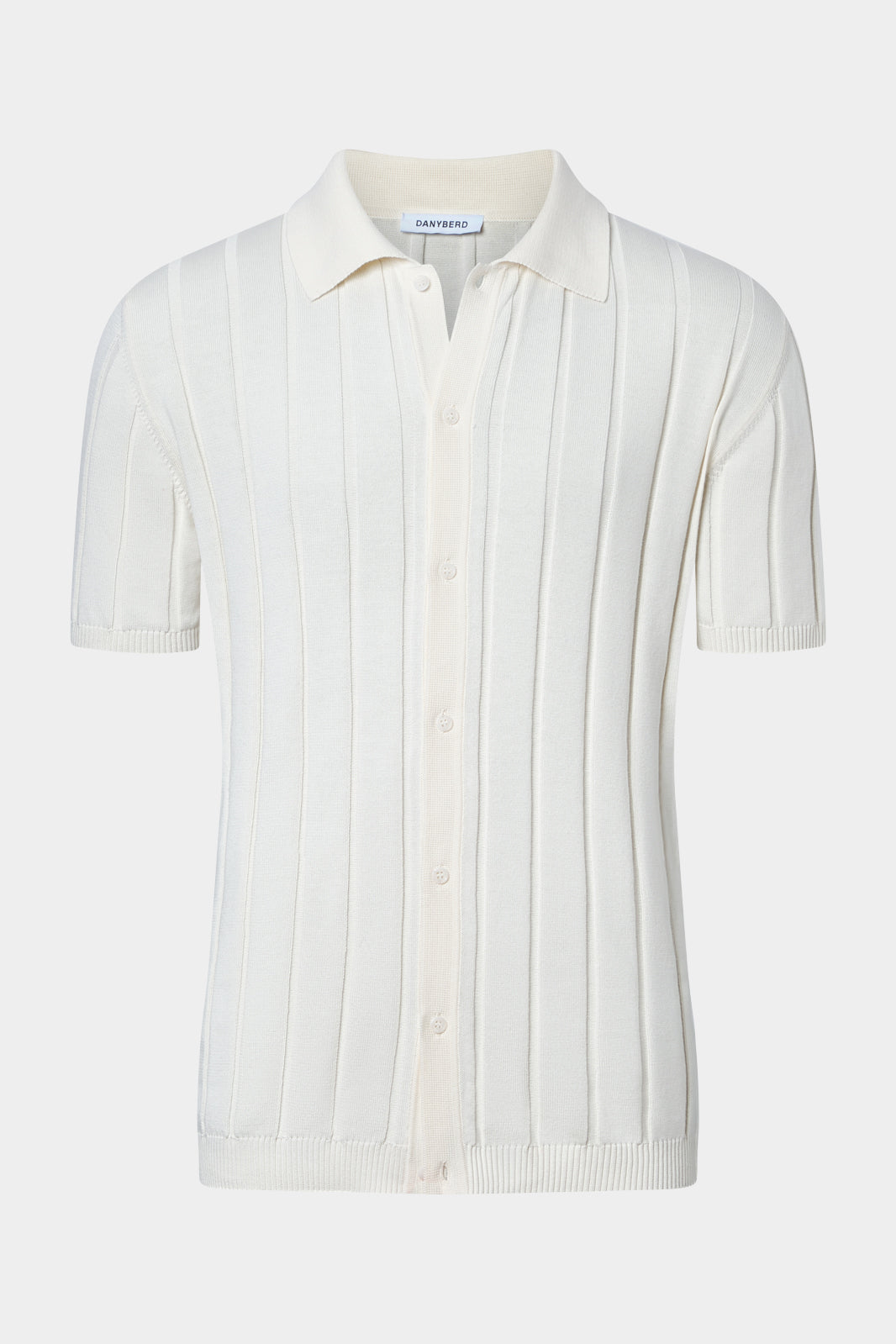 Découvrez le must have de cet été, le polo chemise, pour un look french riviera. 