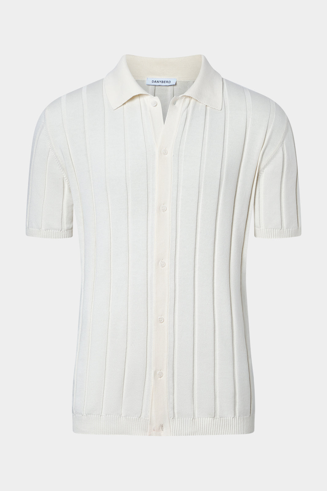 Découvrez le must have de cet été, le polo chemise, pour un look french riviera. 