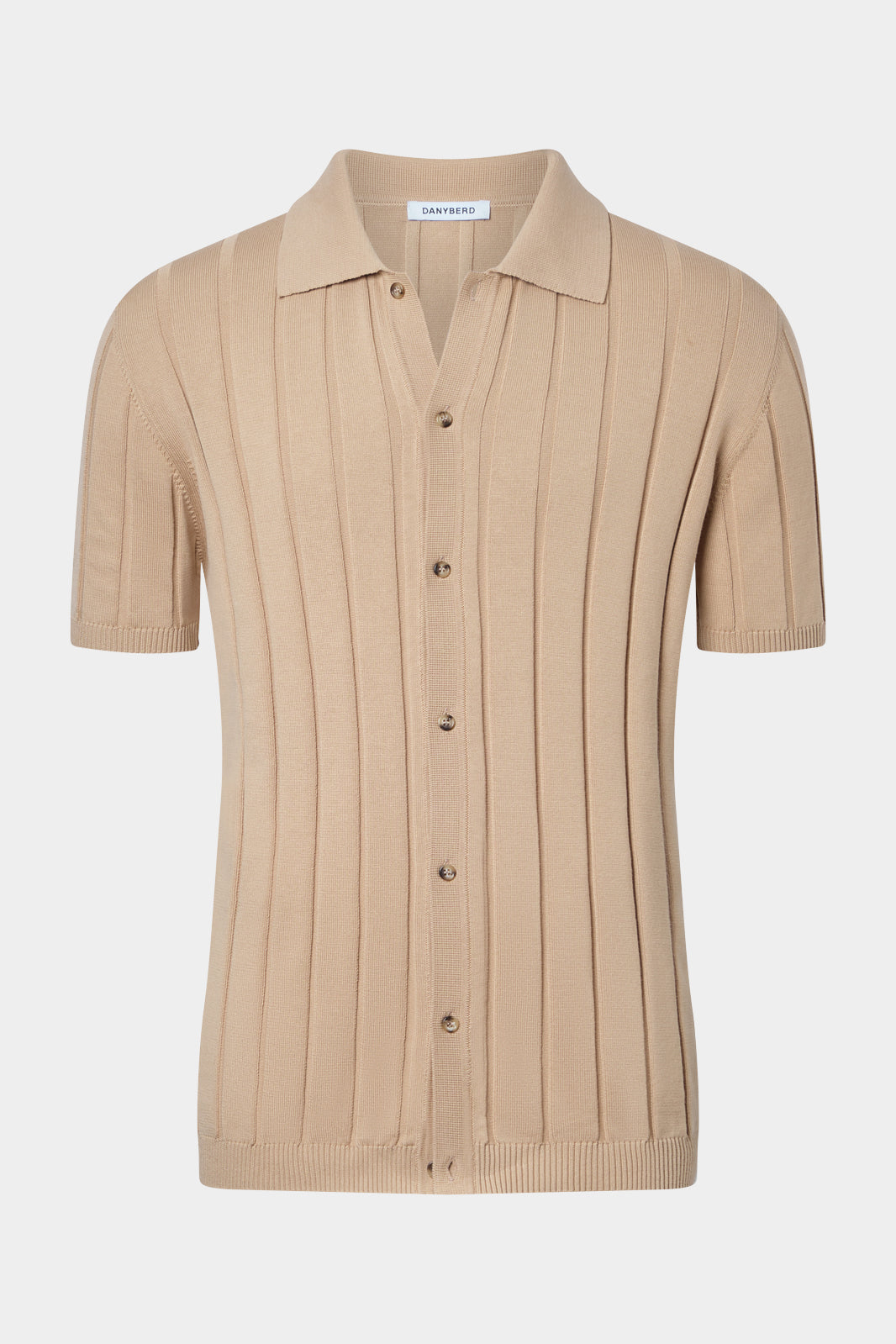 Découvrez le must have de cet été, le polo chemise, pour un look french riviera.