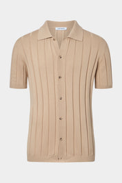 Découvrez le must have de cet été, le polo chemise, pour un look french riviera.