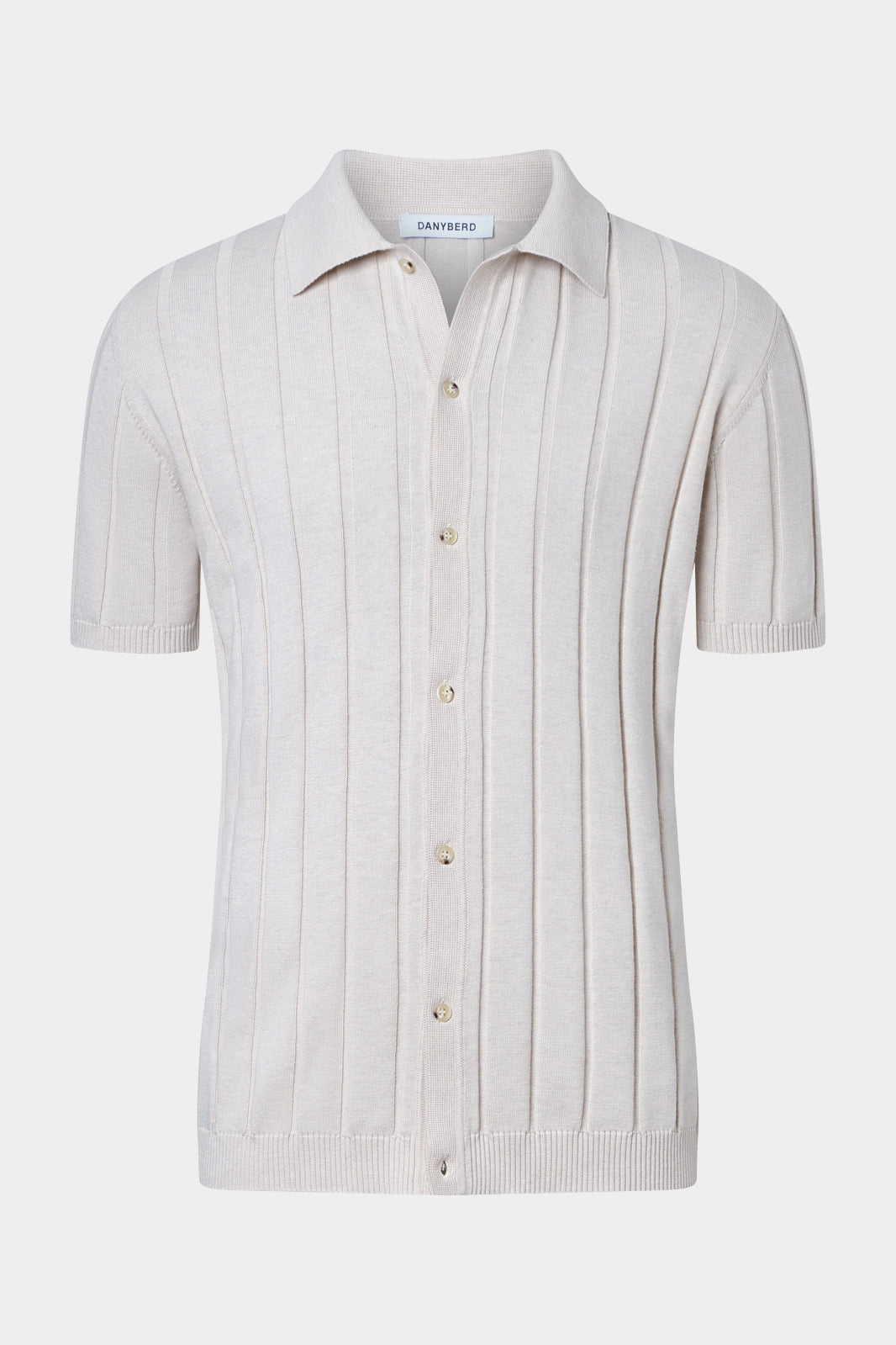 Découvrez le must have de cet été, le polo chemise, pour un look french riviera. 