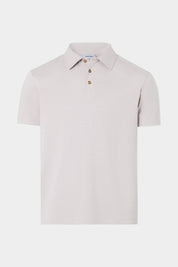 Vue sur fond blanc d'un Polo en coton jersey de couleur Beige sur un tissu italien en 61% coton 28% polyamides 11% élasthanne.