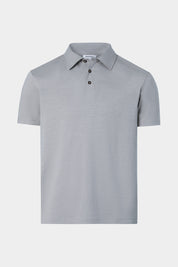 Vue sur fond blanc d'un Polo en coton jersey de couleur Gris sur un tissu italien en 61% coton 28% polyamides 11% élasthanne.
