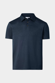 Vue sur fond blanc d'un Polo en coton jersey de couleur marine sur un tissu italien en 61% coton 28% polyamides 11% élasthanne.