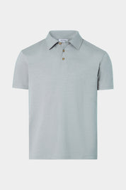 Vue sur fond blanc d'un Polo en coton jersey de couleur Sauge sur un tissu italien en 61% coton 28% polyamides 11% élasthanne.