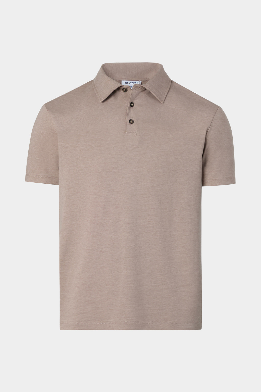 Vue sur fond blanc d'un Polo en coton jersey de couleur Taupe, sur un tissu italien en 61% coton 28% polyamides 11% élasthanne.