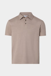 Vue sur fond blanc d'un Polo en coton jersey de couleur Taupe, sur un tissu italien en 61% coton 28% polyamides 11% élasthanne.
