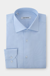 Chemise cintrée en coton avec col français traditionnel et rayures fines ton sur ton.