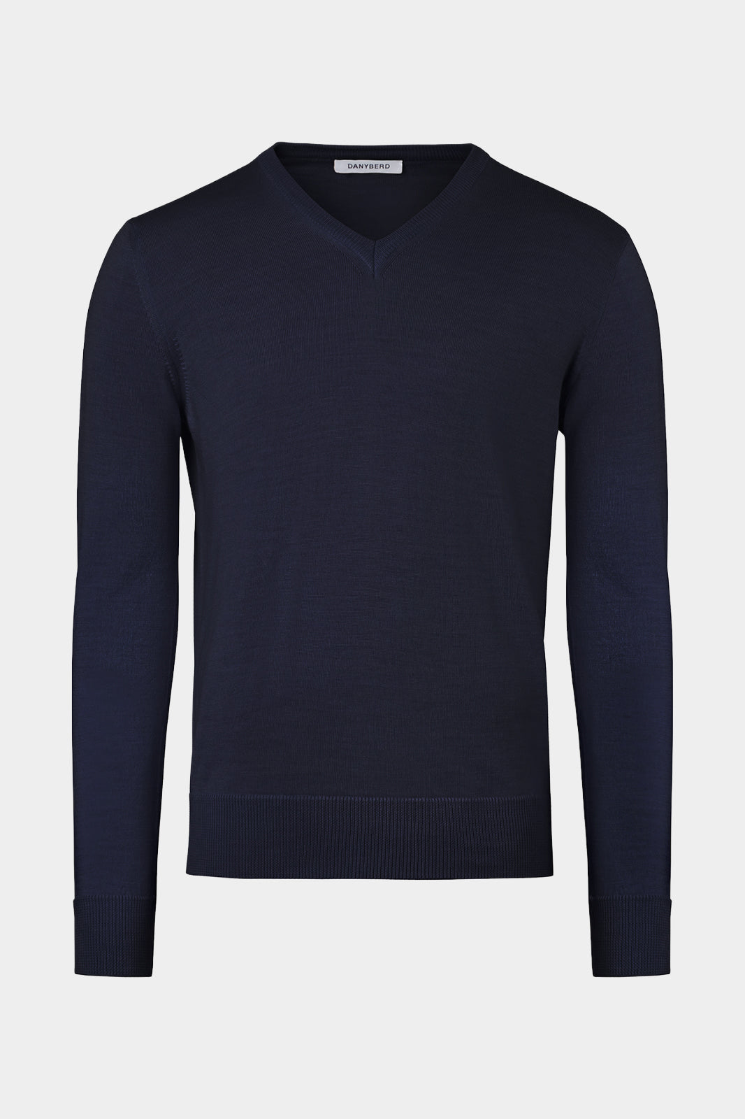 Vue sur fond blanc d'un pull col V en Marine en 100% d'Italie.