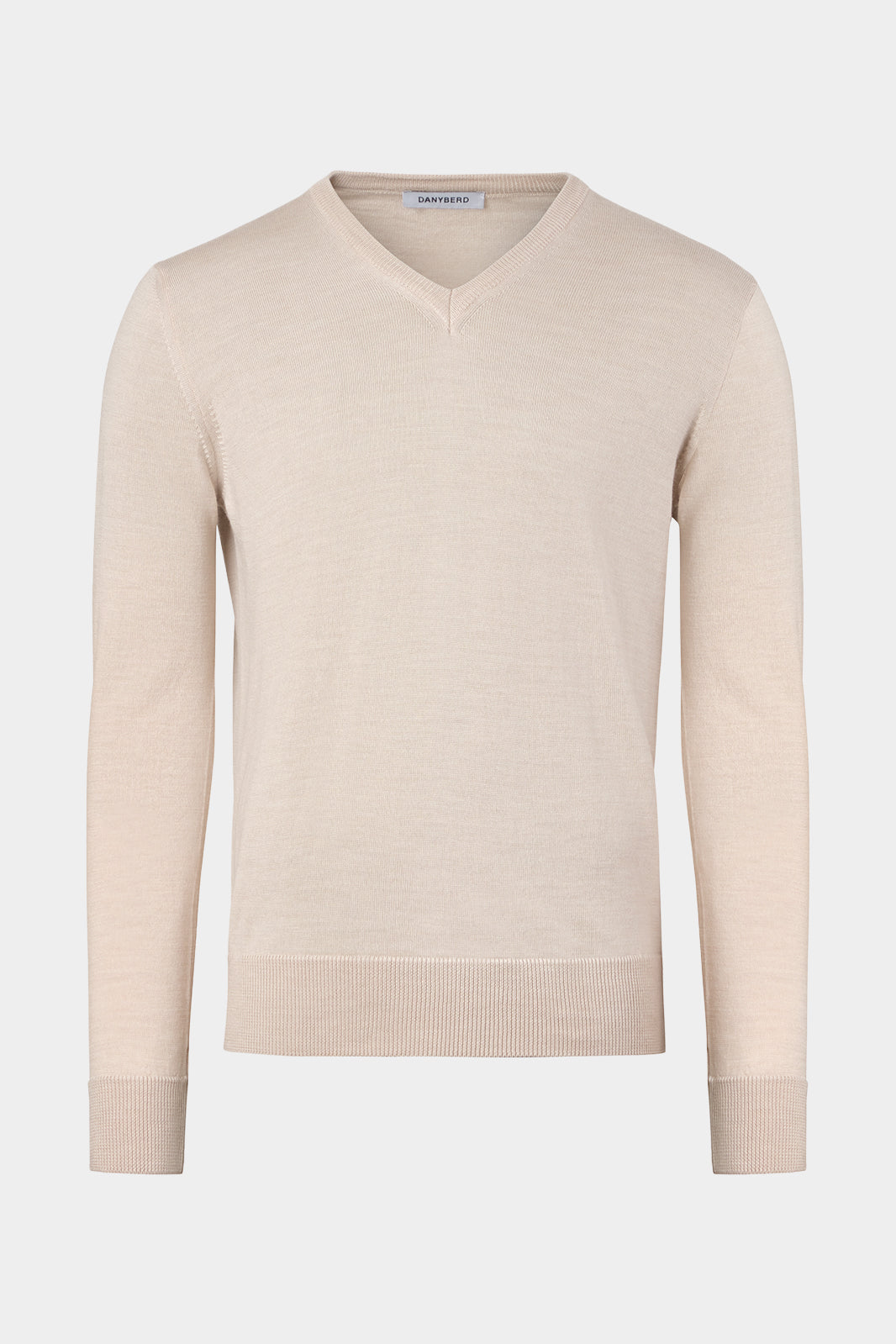 Vue sur fond blanc d'un Pull col V en beige en 100% laine d'Italie.