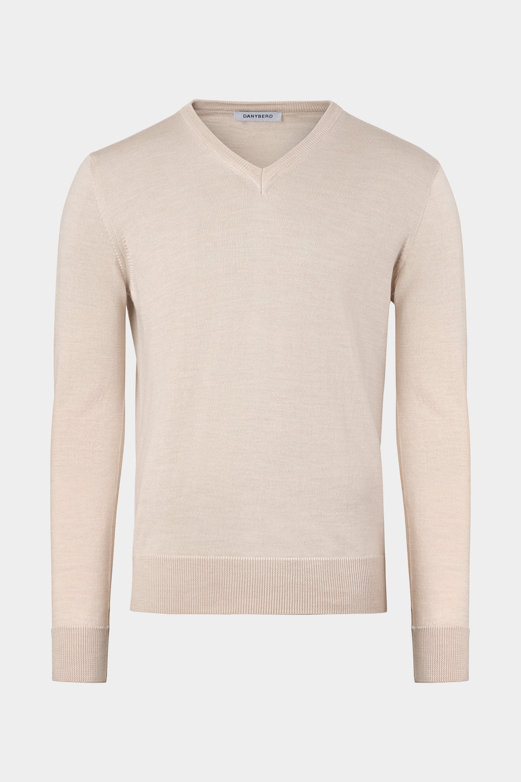 Vue sur fond blanc d'un Pull col V en beige en 100% laine d'Italie.