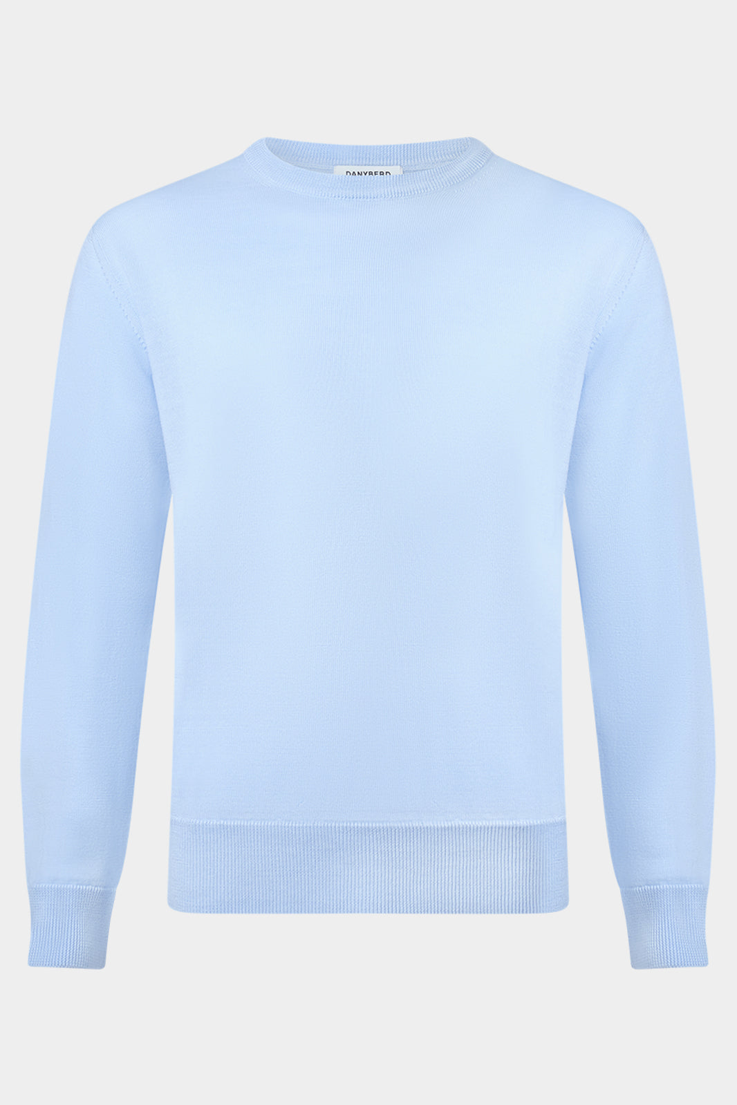 Découvrer le pull col rond en 100% laine mérinos qui vous suivra toutes les saisons. Il se porte aussi bien sur une chemise que sur un tee-shrt ou à même la peau. Les finitions en bord-côte aux poignets et à la taille, qui non seulement ajoutent une touche de style, mais assurent également un bon maintien et un ajustement confortable.

Ce pull peut être facilement associé à différents types de vêtements, comme des jeans, des chinos ou même des pantalons habillés, ce qui en fait un incontournable de la garde