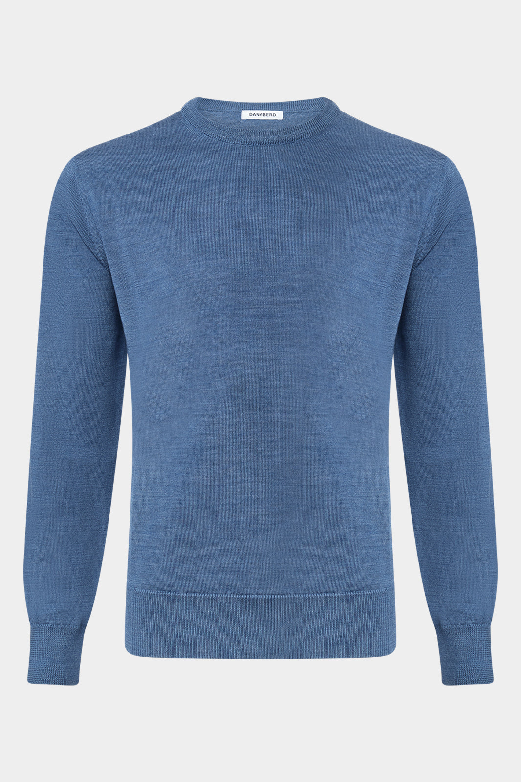 Découvrez le pull col rond en 100% laine mérinos qui vous suivra toutes les saisons. Il se porte aussi bien sur une chemise que sur un tee-shirt ou à même la peau. Les finitions en bord-côte aux poignets et à la taille, qui non seulement ajoutent une touche de style, mais assurent également un bon maintien et un ajustement confortable.

Ce pull peut être facilement associé à différents types de vêtements, comme des jeans, des chinos ou même des pantalons habillés, ce qui en fait un incontournable de la gard