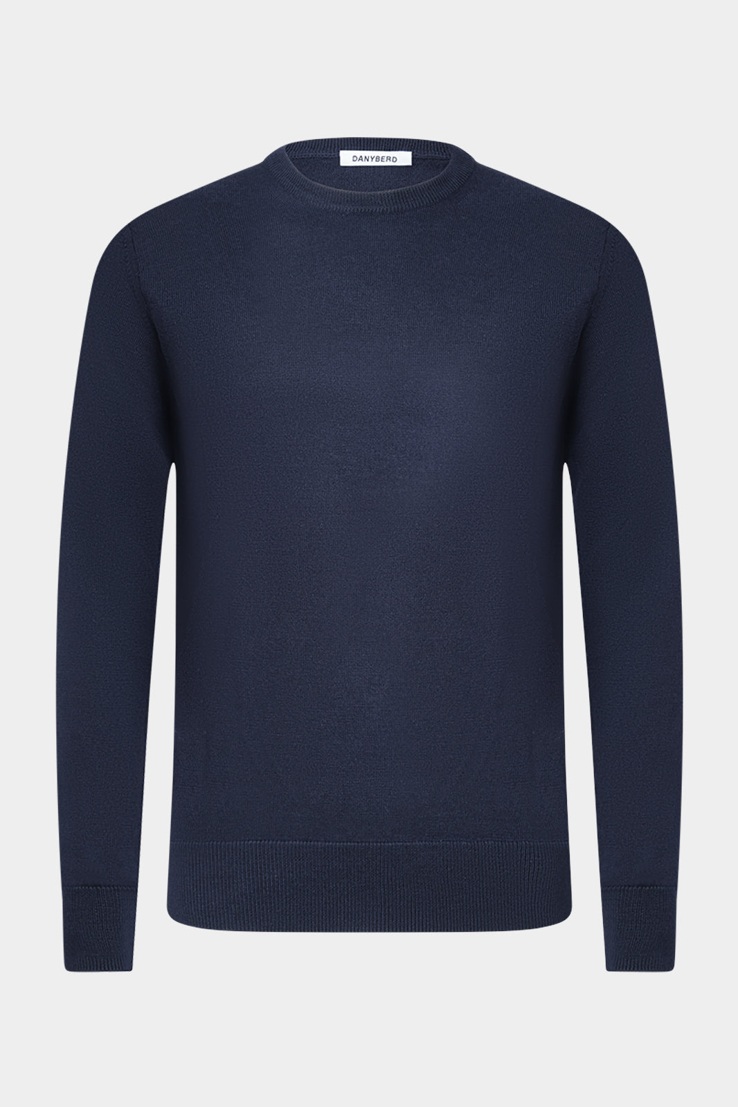 Découvrez le pull col rond en 100% laine mérinos qui vous suivra toutes les saisons. Il se porte aussi bien sur une chemise que sur un tee-shirt ou à même la peau. Les finitions en bord-côte aux poignets et à la taille, qui non seulement ajoutent une touche de style, mais assurent également un bon maintien et un ajustement confortable.

Ce pull peut être facilement associé à différents types de vêtements, comme des jeans, des chinos ou même des pantalons habillés, ce qui en fait un incontournable de la gard