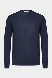 Découvrez le pull col rond en 100% laine mérinos qui vous suivra toutes les saisons. Il se porte aussi bien sur une chemise que sur un tee-shirt ou à même la peau. Les finitions en bord-côte aux poignets et à la taille, qui non seulement ajoutent une touche de style, mais assurent également un bon maintien et un ajustement confortable.

Ce pull peut être facilement associé à différents types de vêtements, comme des jeans, des chinos ou même des pantalons habillés, ce qui en fait un incontournable de la gard