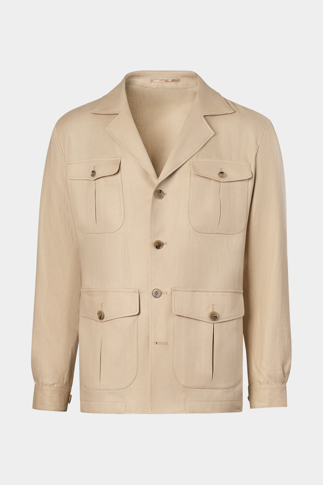 Vue sur fond blanc d'une veste saharienne couleur beige en tissu 100% lin d'Italie de chez LeoMaster. Elle possède 4 poches à rabat, ainsi qu'une fermeture à boutons et poignets boutonnés.