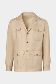 Vue sur fond blanc d'une veste saharienne couleur beige en tissu 100% lin d'Italie de chez LeoMaster. Elle possède 4 poches à rabat, ainsi qu'une fermeture à boutons et poignets boutonnés.
