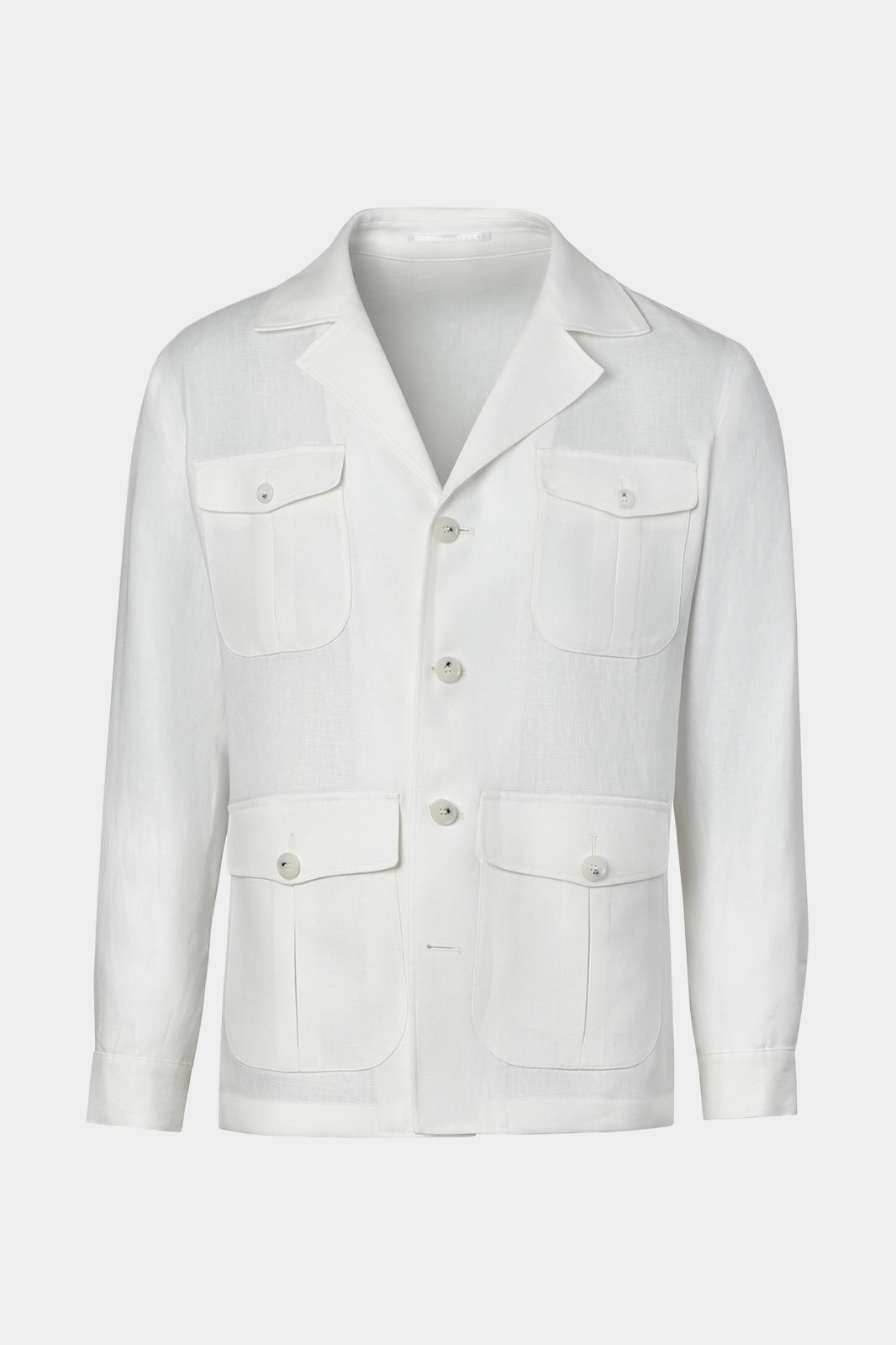 Vue sur fond blanc d'une veste saharienne couleur blanche en tissu 100% lin d'Italie de chez LeoMaster. Elle possède 4 poches à rabat, ainsi qu'une fermeture à boutons et poignets boutonnés.