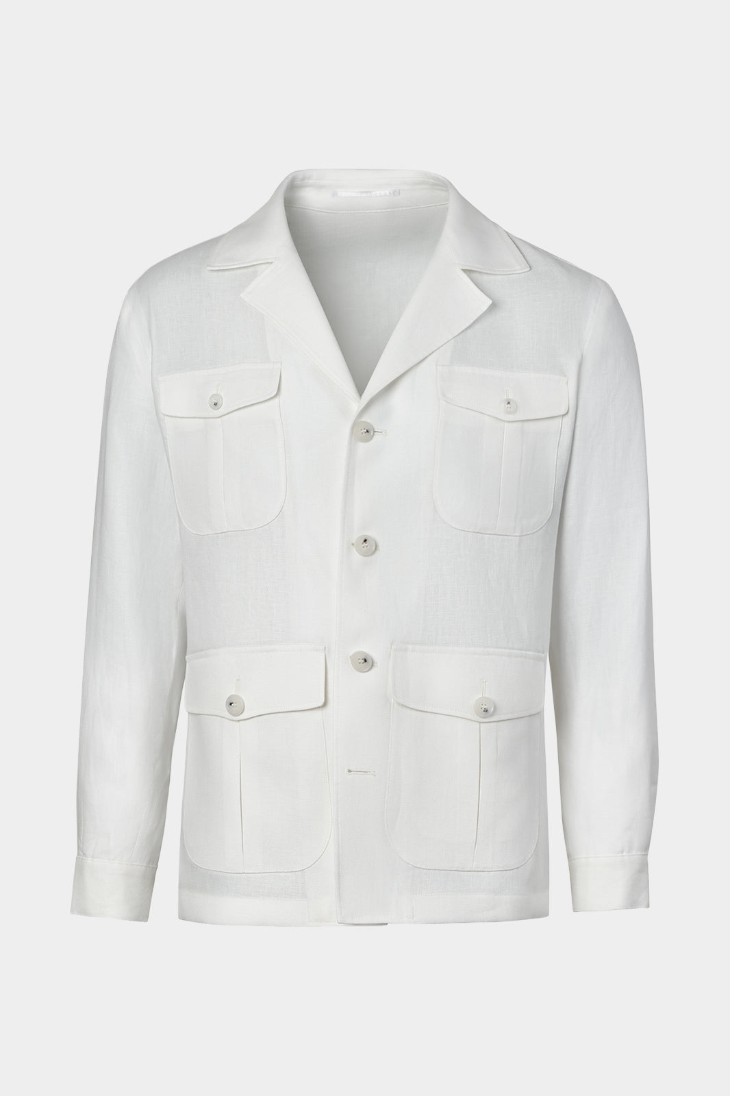 Vue sur fond blanc d'une veste saharienne couleur blanche en tissu 100% lin d'Italie de chez LeoMaster. Elle possède 4 poches à rabat, ainsi qu'une fermeture à boutons et poignets boutonnés.