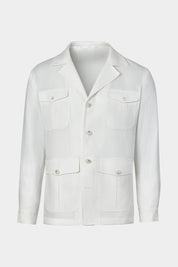 Vue sur fond blanc d'une veste saharienne couleur blanche en tissu 100% lin d'Italie de chez LeoMaster. Elle possède 4 poches à rabat, ainsi qu'une fermeture à boutons et poignets boutonnés.
