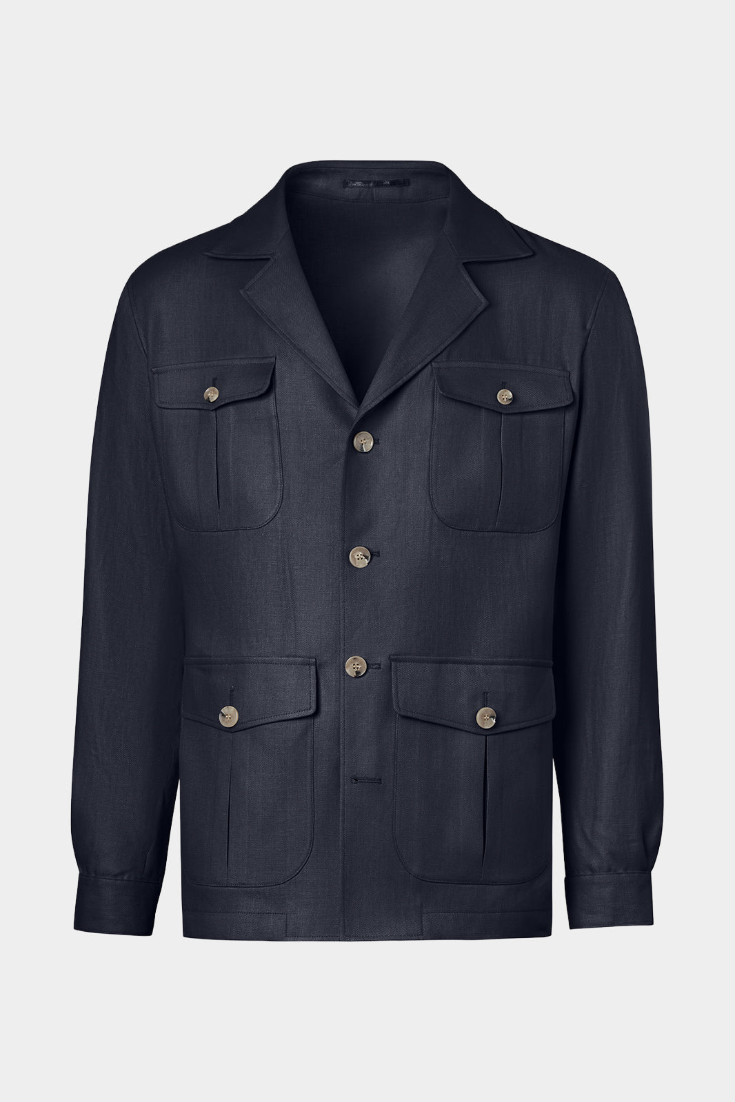 Vue sur fond blanc d'une veste saharienne couleur marine en tissu 100% lin d'Italie de chez LeoMaster. Elle possède 4 poches à rabat, ainsi qu'une fermeture à boutons et poignets boutonnés.
