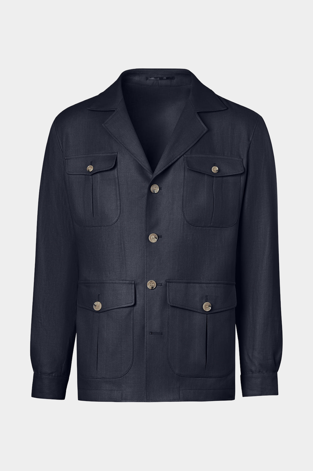 Vue sur fond blanc d'une veste saharienne couleur marine en tissu 100% lin d'Italie de chez LeoMaster. Elle possède 4 poches à rabat, ainsi qu'une fermeture à boutons et poignets boutonnés.