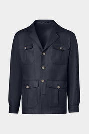 Vue sur fond blanc d'une veste saharienne couleur marine en tissu 100% lin d'Italie de chez LeoMaster. Elle possède 4 poches à rabat, ainsi qu'une fermeture à boutons et poignets boutonnés.