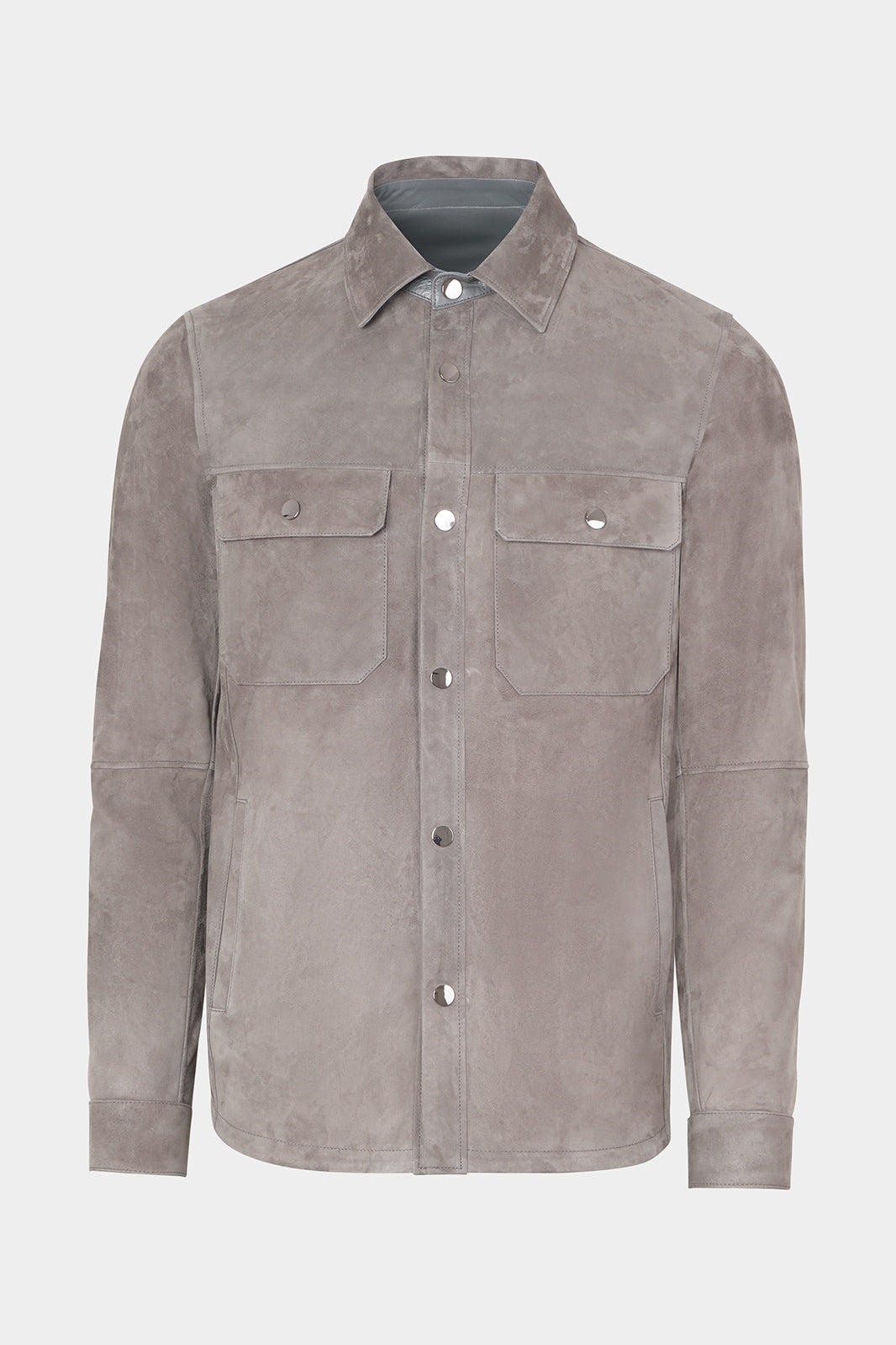 Vue sur fond blanc d'une surchemise en peau couleur anthracite avec poche poitrine et boutonnage pression.