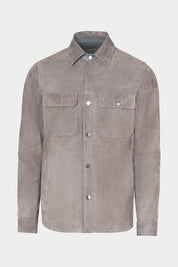 Vue sur fond blanc d'une surchemise en peau couleur anthracite avec poche poitrine et boutonnage pression.